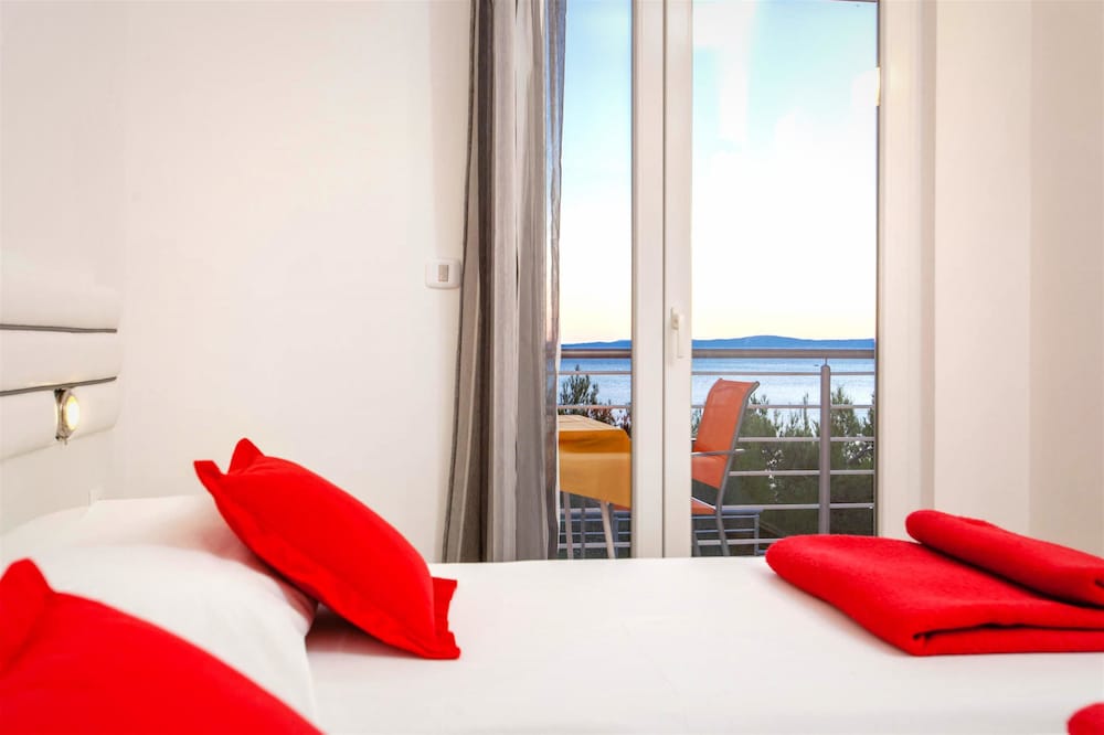 Ark Beach Hotel 5/50