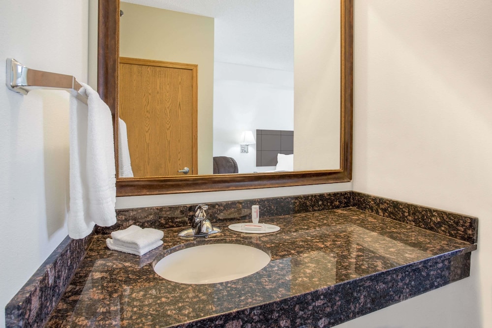 Super 8 by Wyndham Cedar Falls IA-University 11/19