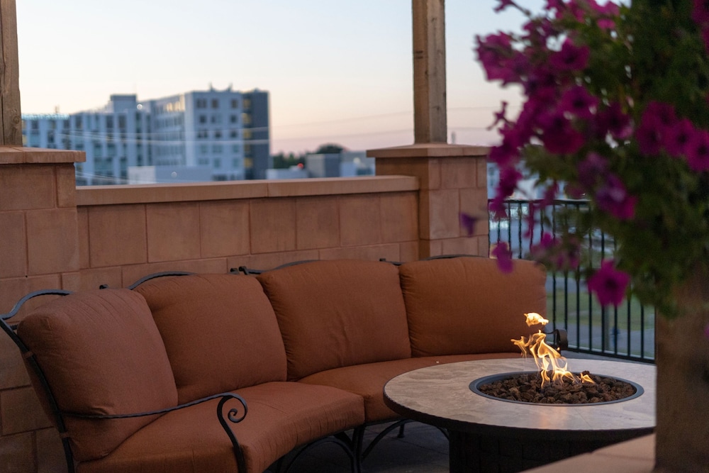 STAYBRIDGE SUITES MARQUETTE 10/82