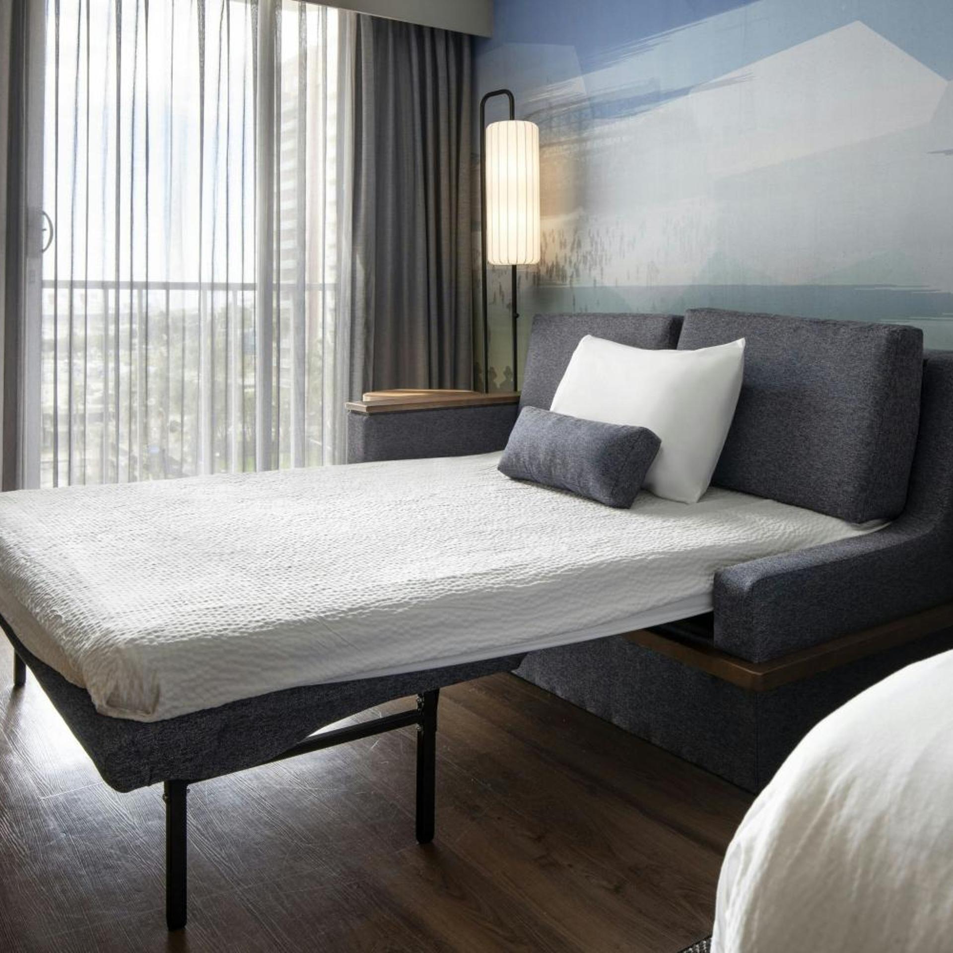 غرفة ديلوكس بسرير كينج بإطلالة على المرفأ مع أريكة، Courtyard Long Beach Downtown 4/10