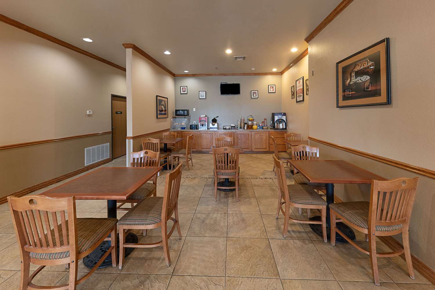 Econo Lodge Inn and Suites Bridgeport 24/29