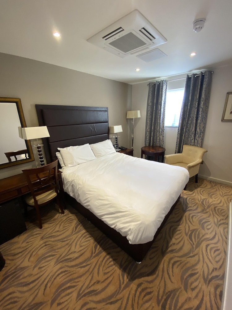 The Prom Hotel 13/50