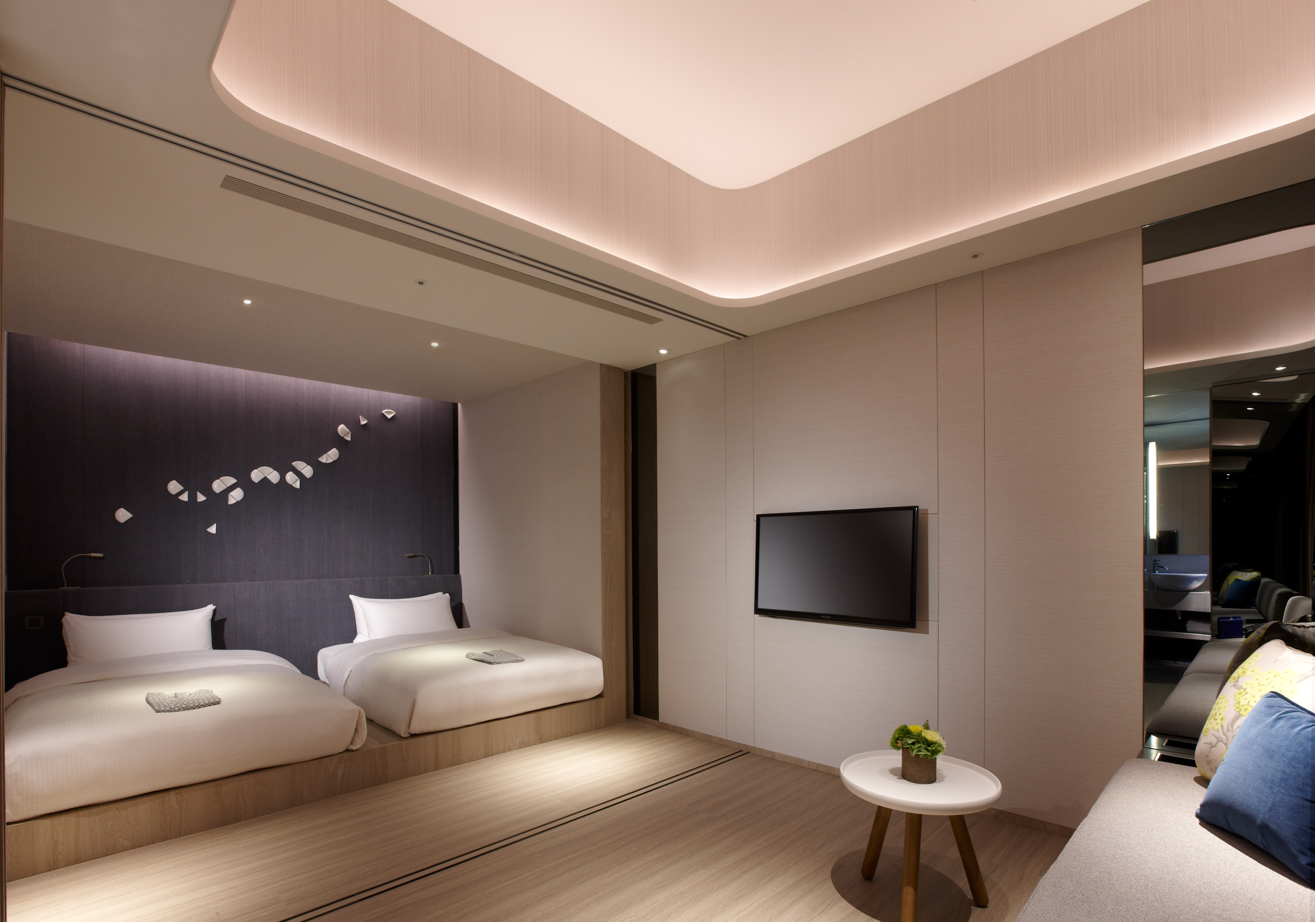 Hollywood King Suite