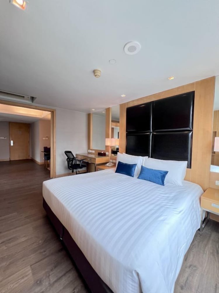 EXECUTIVE, CITY VIEW
