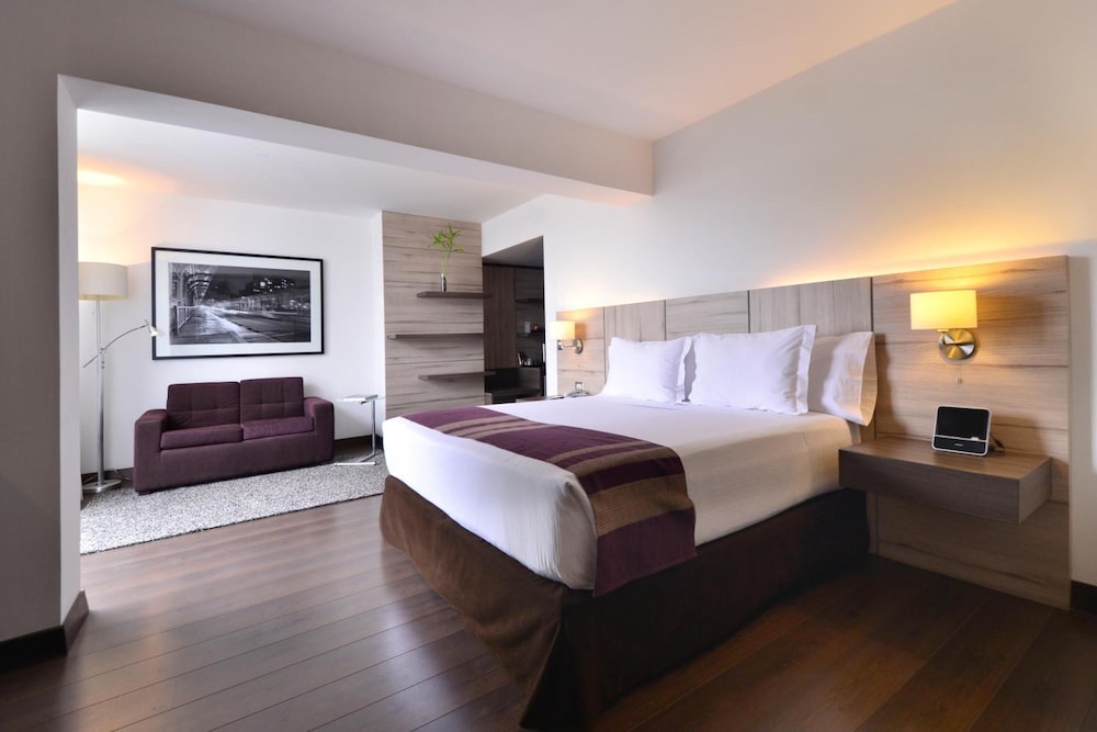 AKU HOTELS 18/69