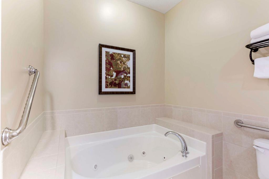 جناح بسريرين كوين مع أريكة بحوض جاكوزي بمطبخ صغير، Best Western Plus Dutch Haus Inn And Suites 3/6