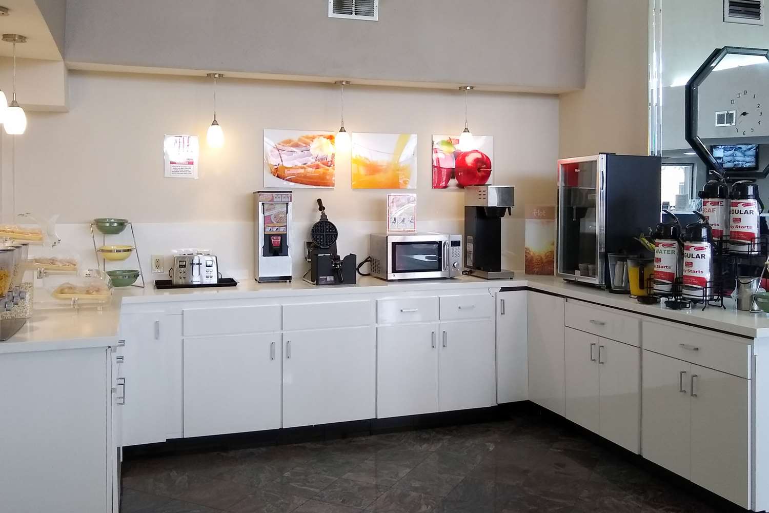 Econo Lodge Inn & Suites West - Energy Corridor 9/43