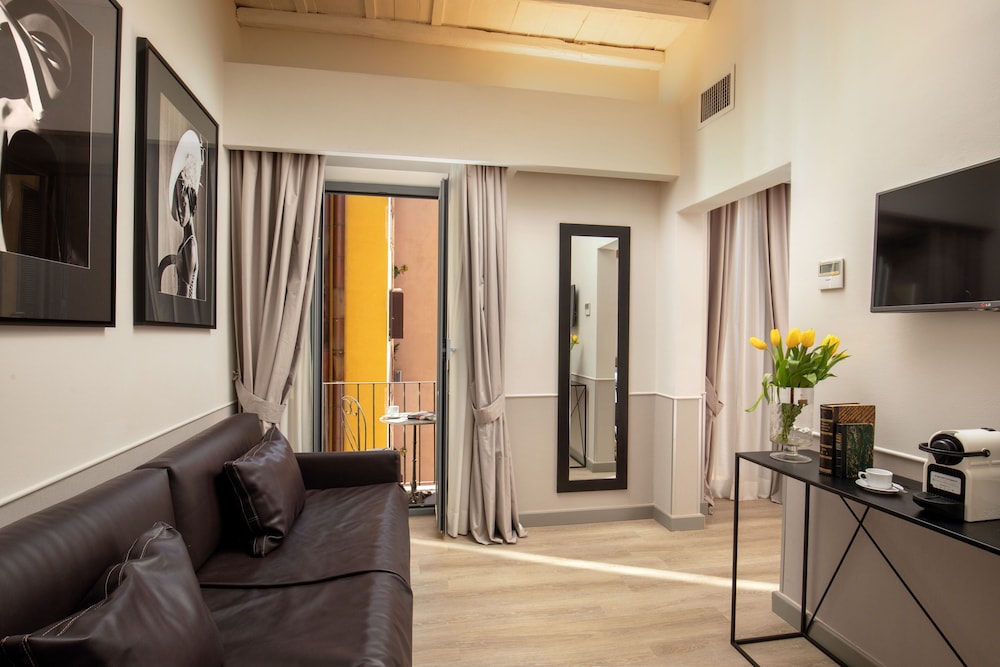 Condotti Palace 46/63