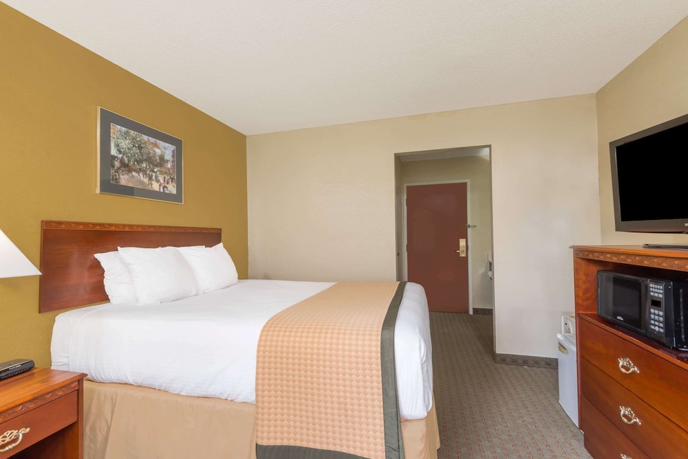 Days Inn by Wyndham Norton 9/25