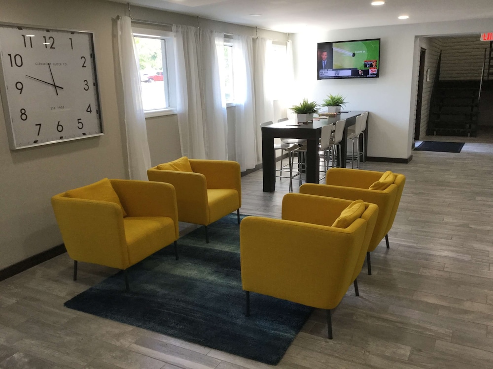 Days Inn & Suites By Wyndham Cincinnati North 19/32