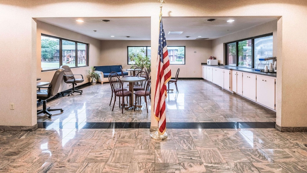 Studios And Suites 4 Less Emporia 41/50