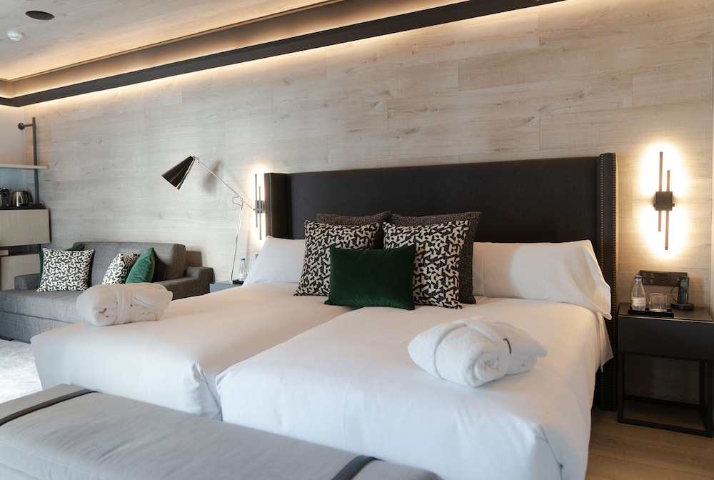 Interior, Junior Suite, Twin Beds, Sofa