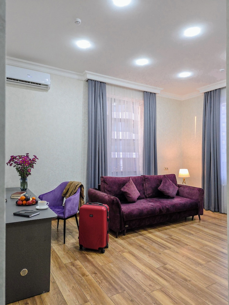 Parklane Hotel 24/44