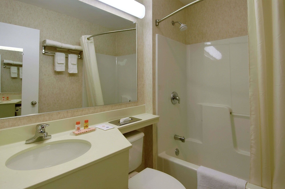 Howard Johnson By Wyndham Williamstown 16/24