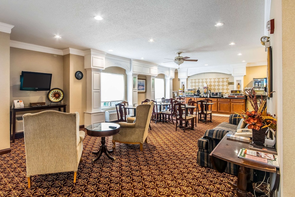 Quality Inn & Suites Evansville North 32/37