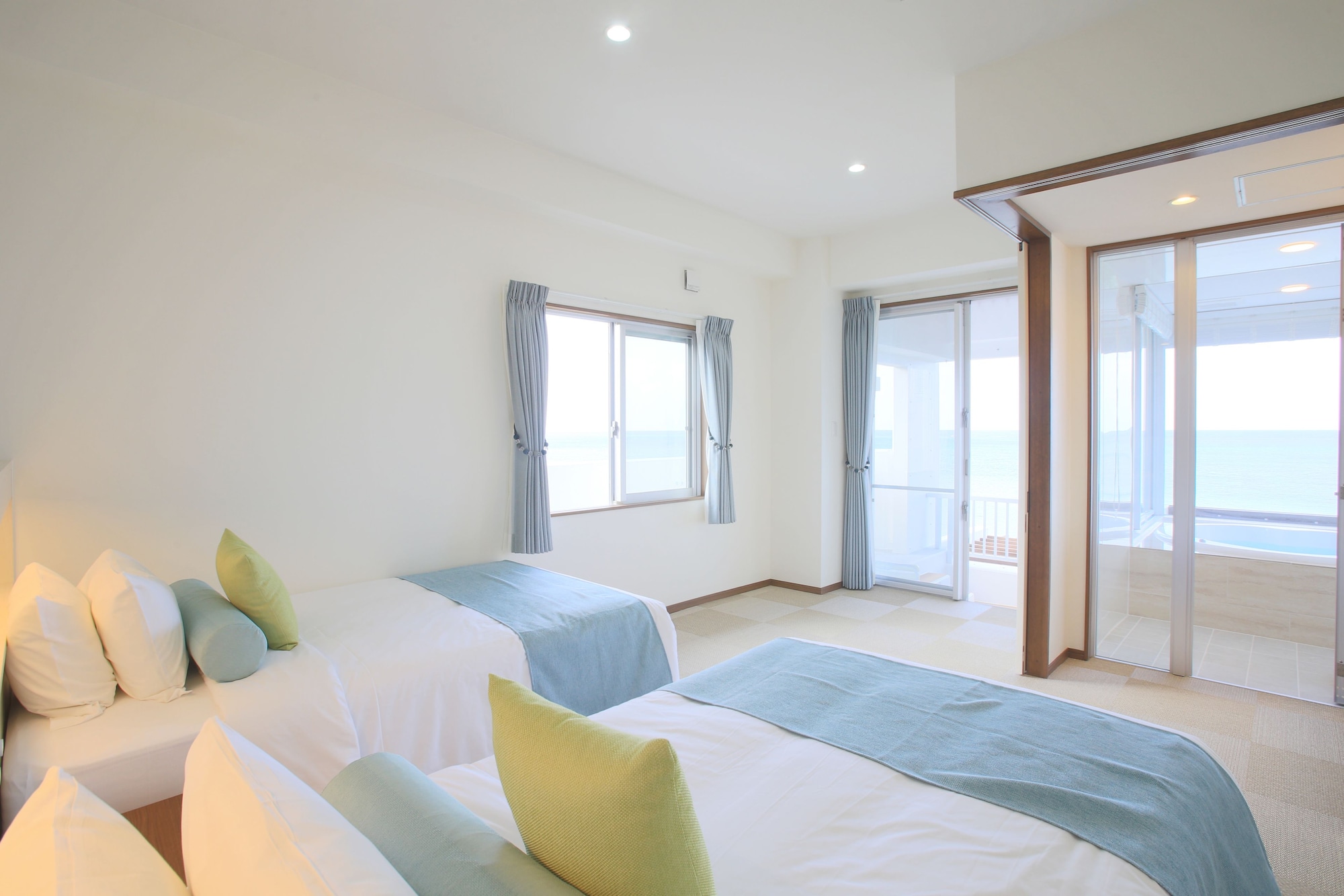 STANDARD, TWIN BEDS, OCEAN FRONT