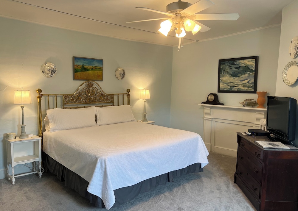 Rogues Harbor Inn 14/50