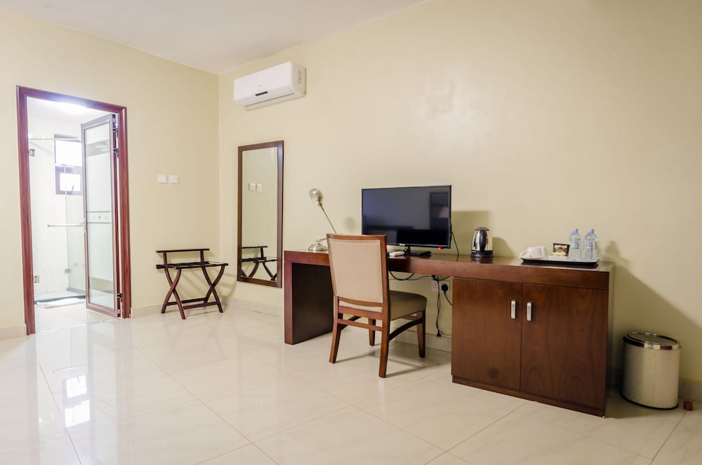 HILLSIDE PLAZA HOTEL 55/66