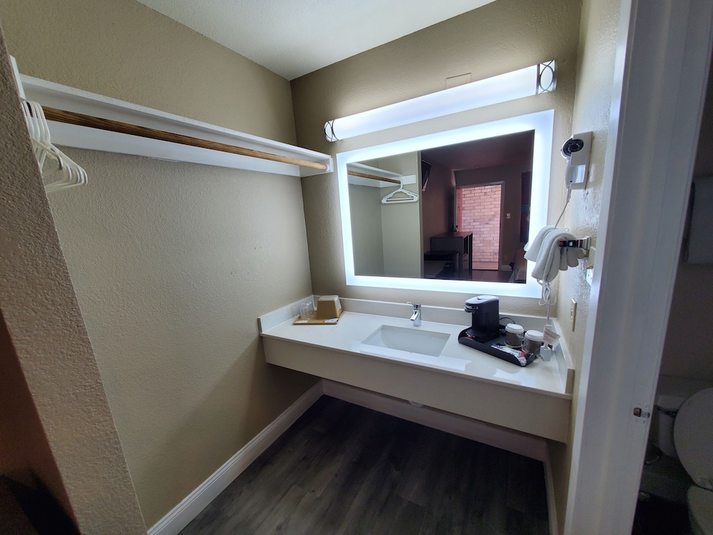River Inn Motel (ex. Rodeway Inn Downtown) 7/29