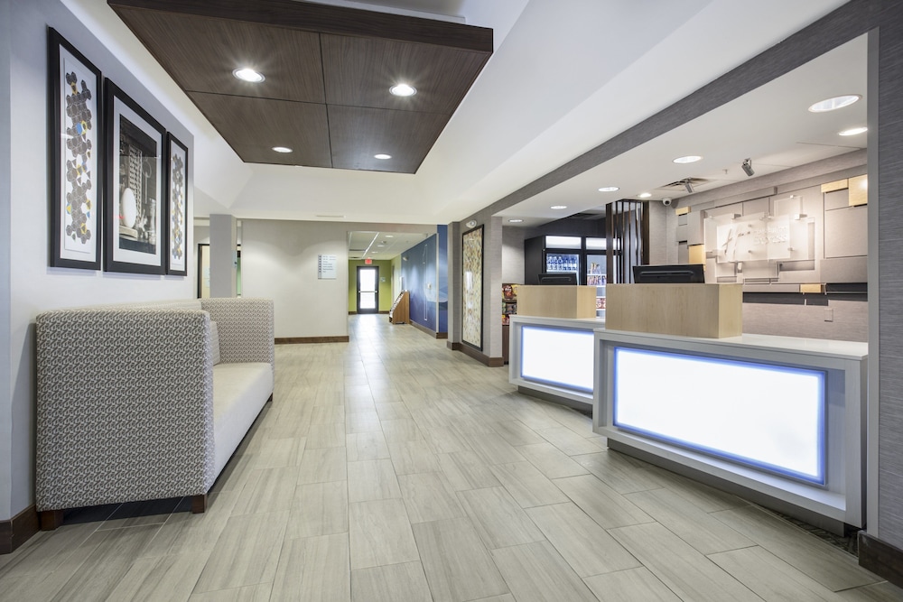 Holiday Inn Express Kansas City - At The Legends 10/60
