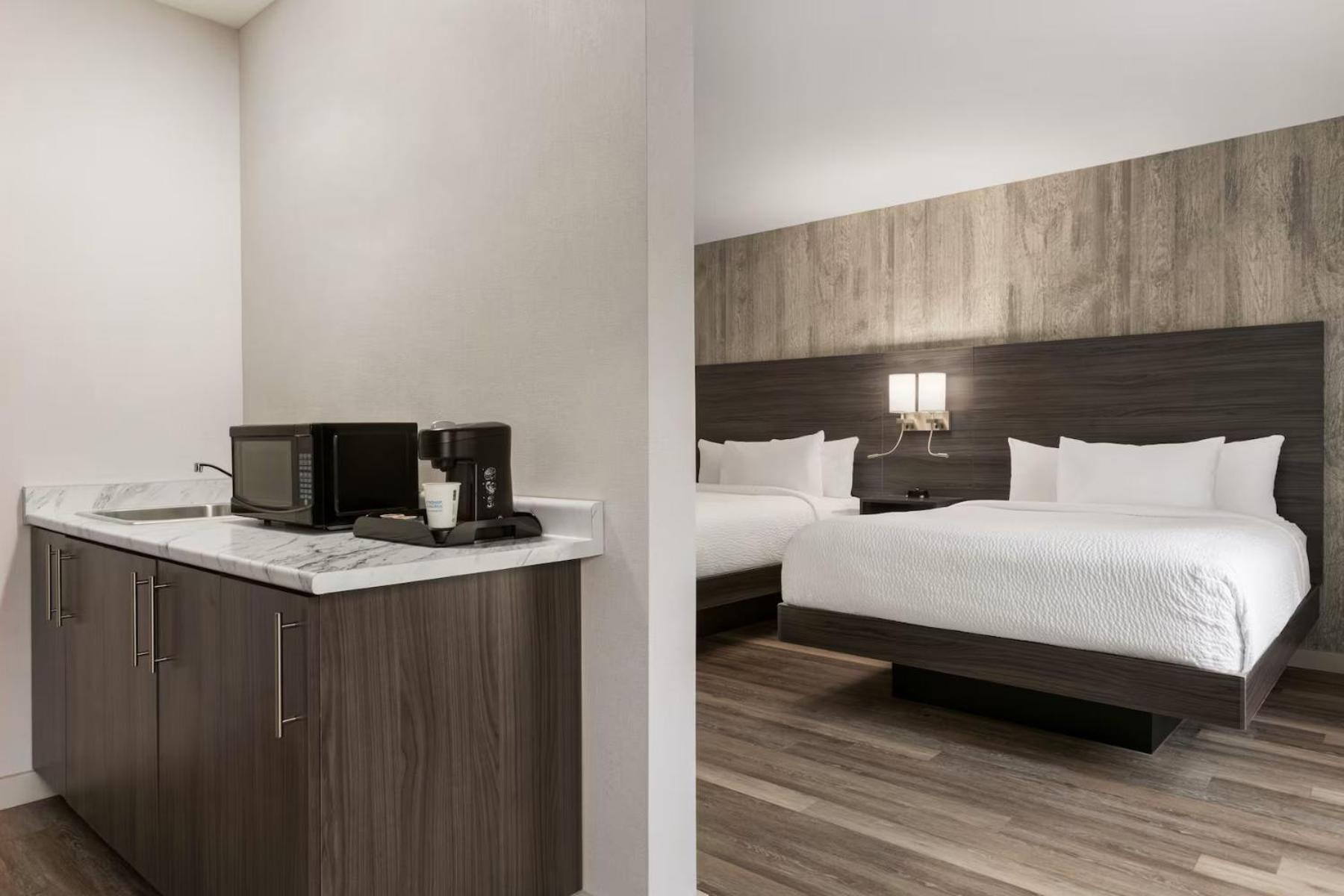 Efficiency, King Bed, 2 Queen Beds