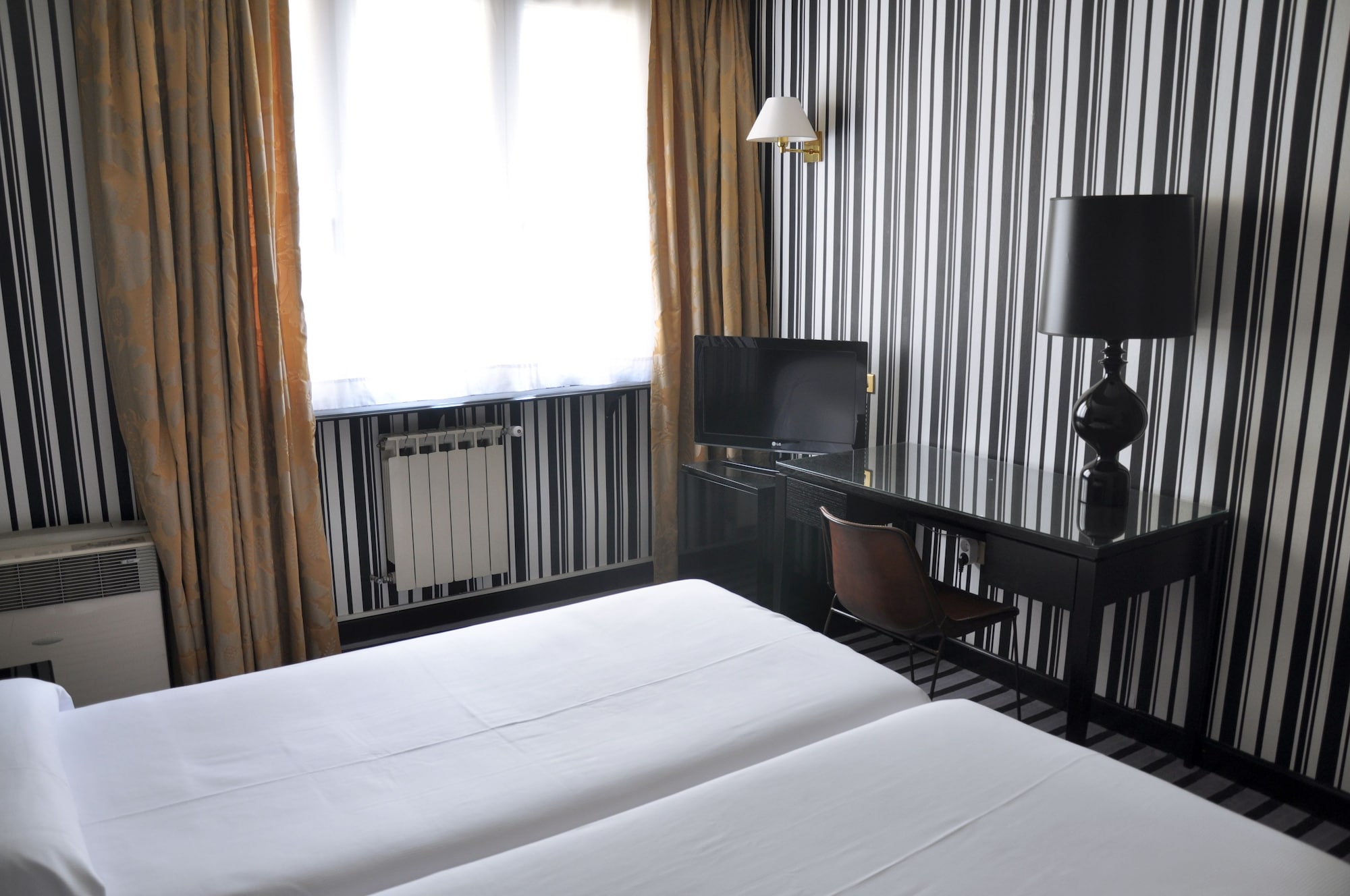 ROOM, 2 BEDS