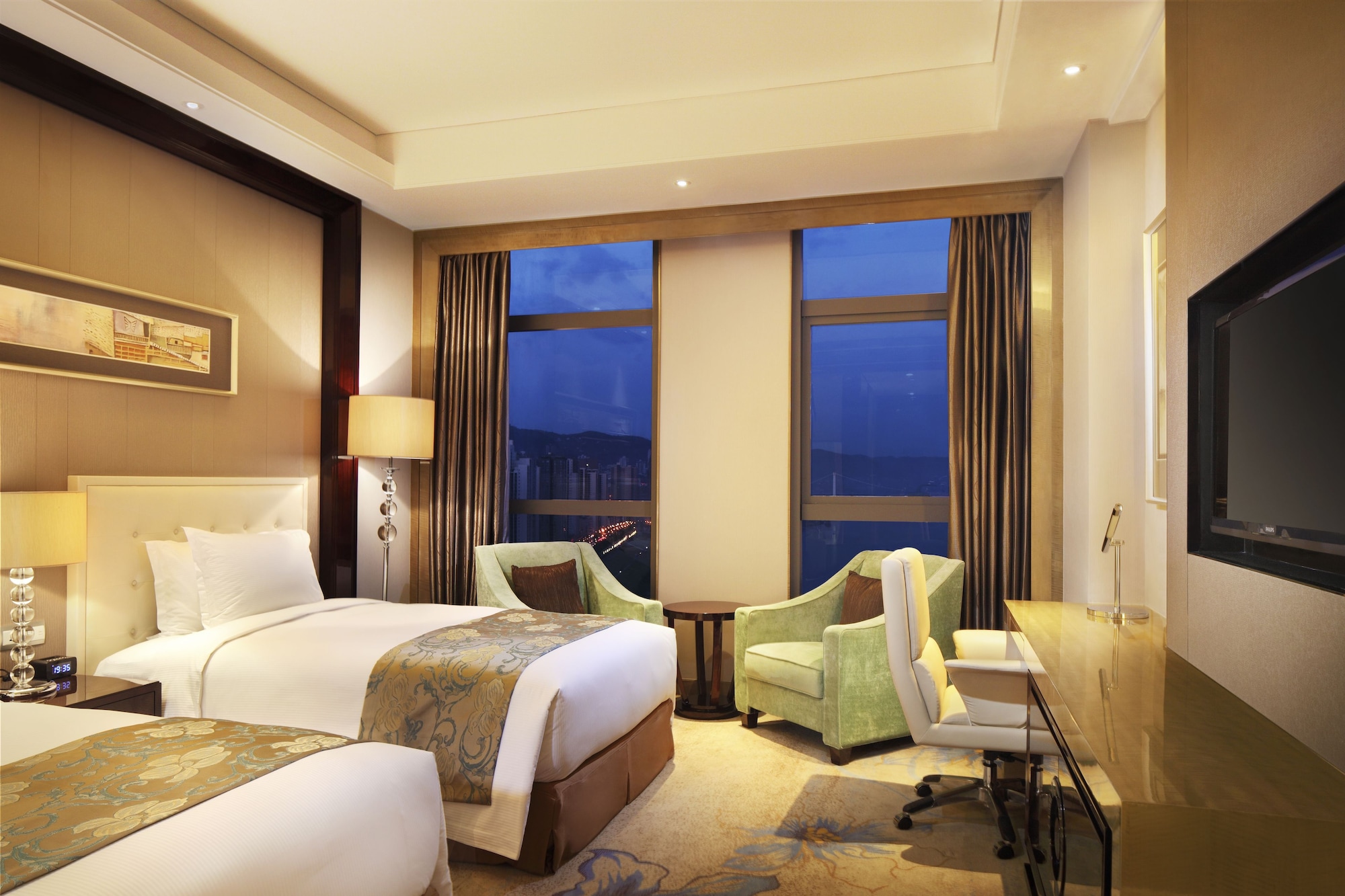 GRAND, TWIN BEDS, RIVER VIEW