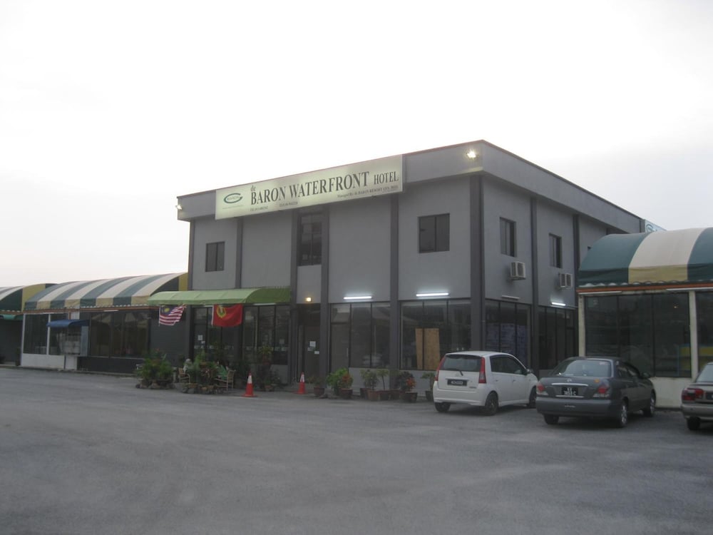 Baron Waterfront Hotel 7/42