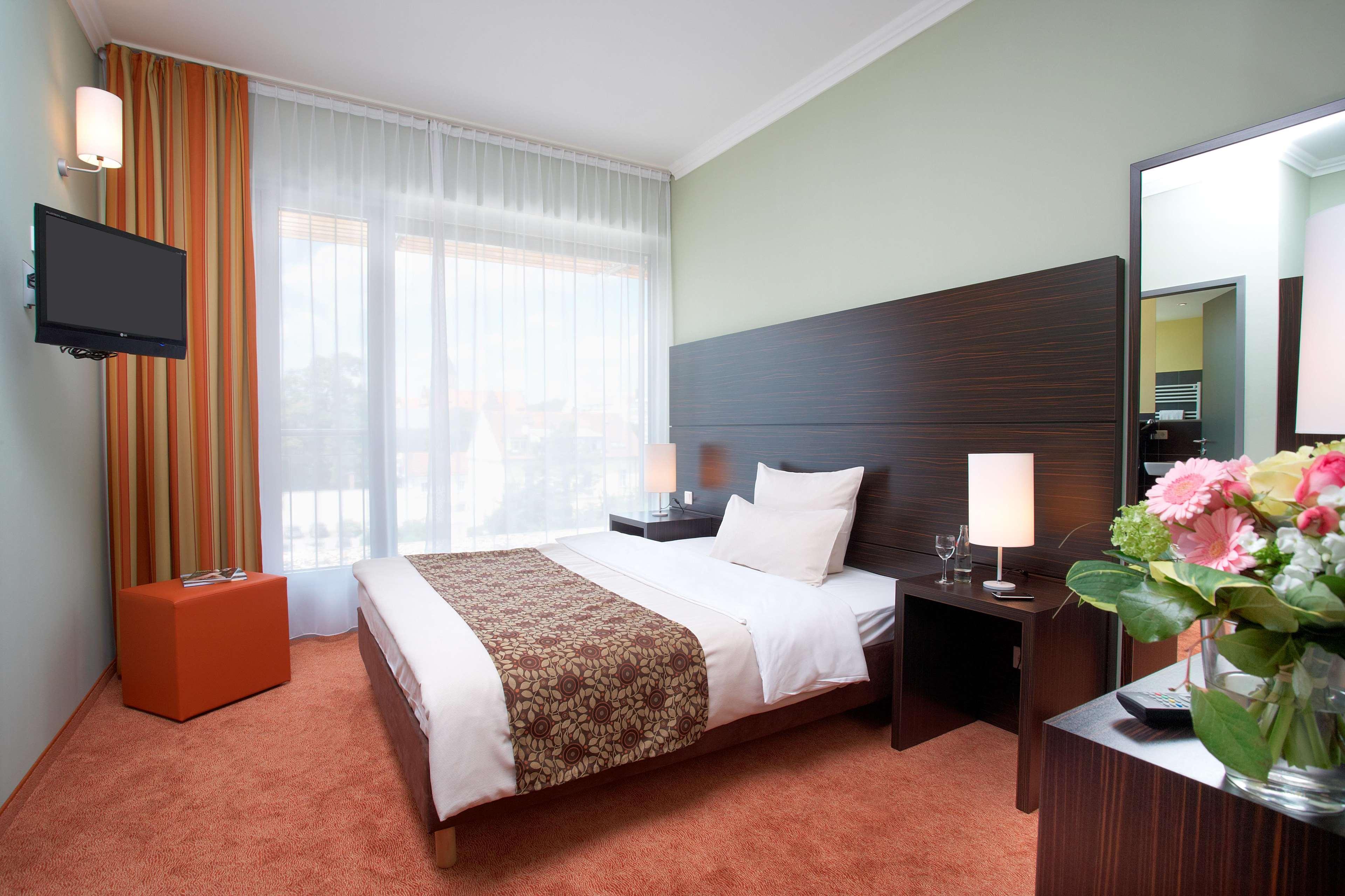 Business, Courtyard, Queen Bed