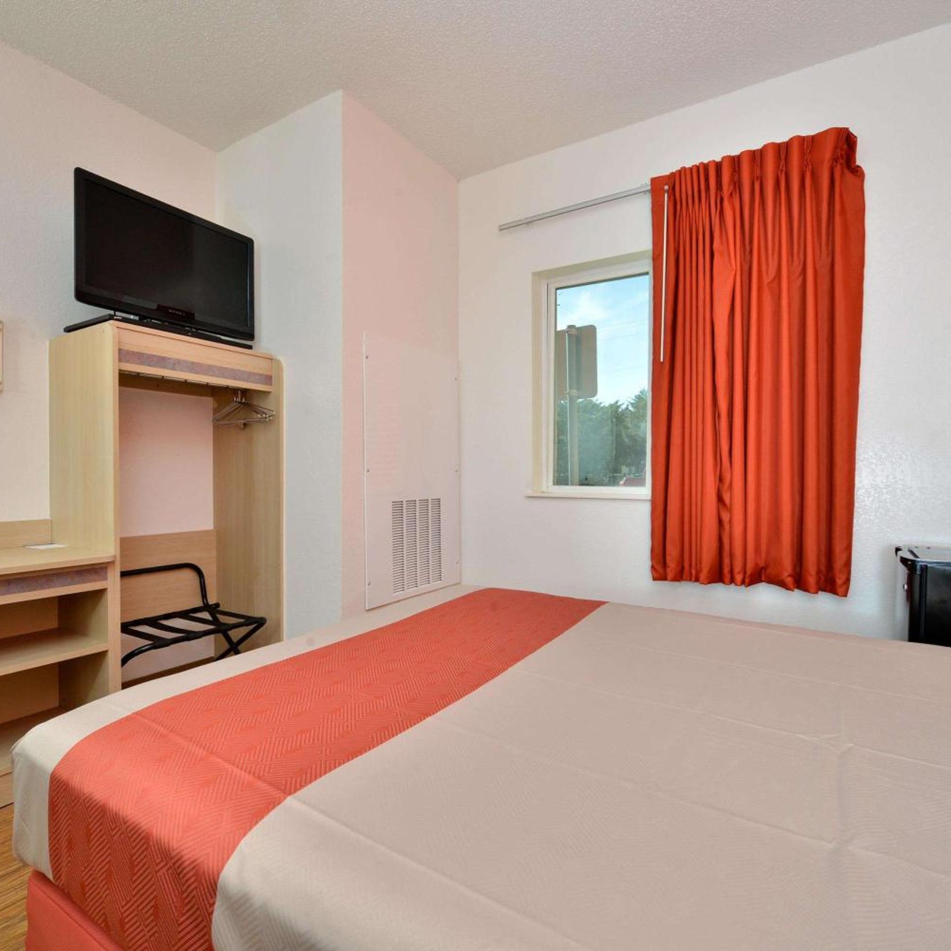 غرفة بسرير كوين لغير المدخنين، Motel6 McKinney, TX - North 4/10