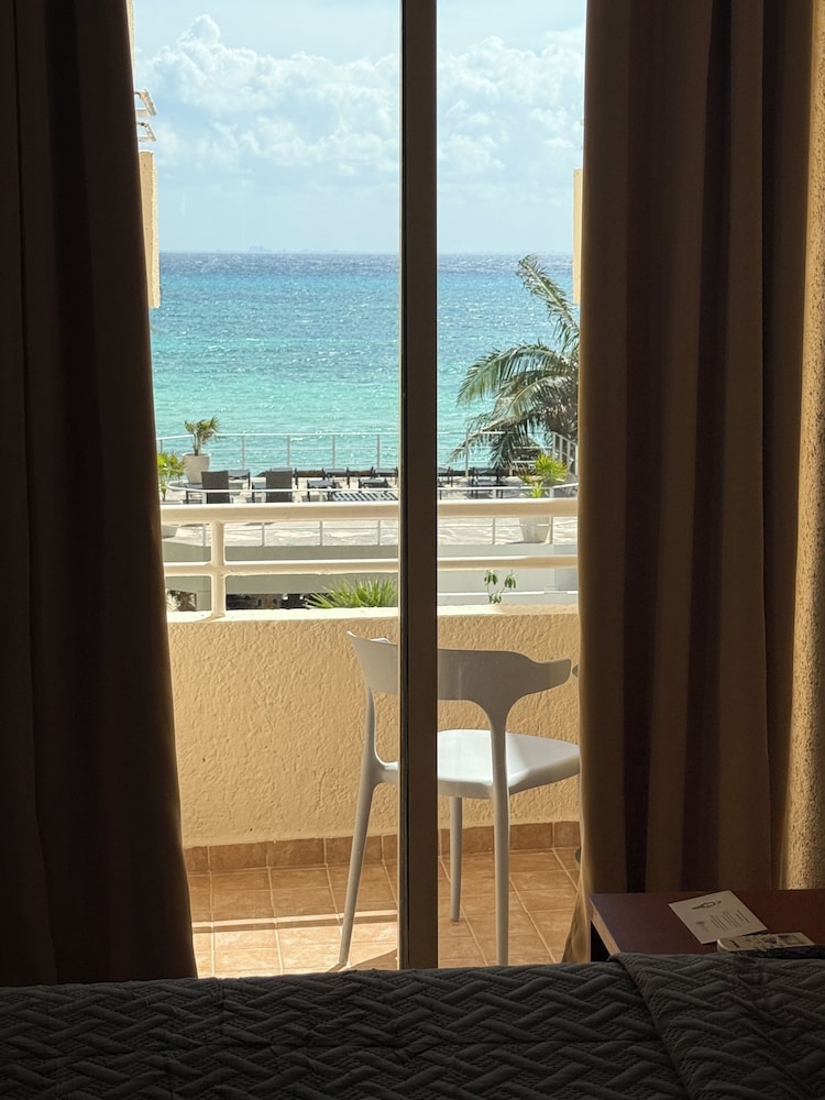 Luciana Hotel & Beach Club by Kavia 72/76