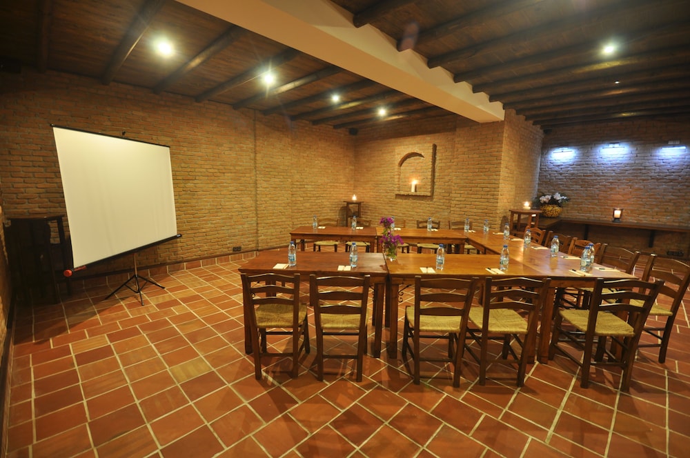 El Vino Hotel Suites 35/50
