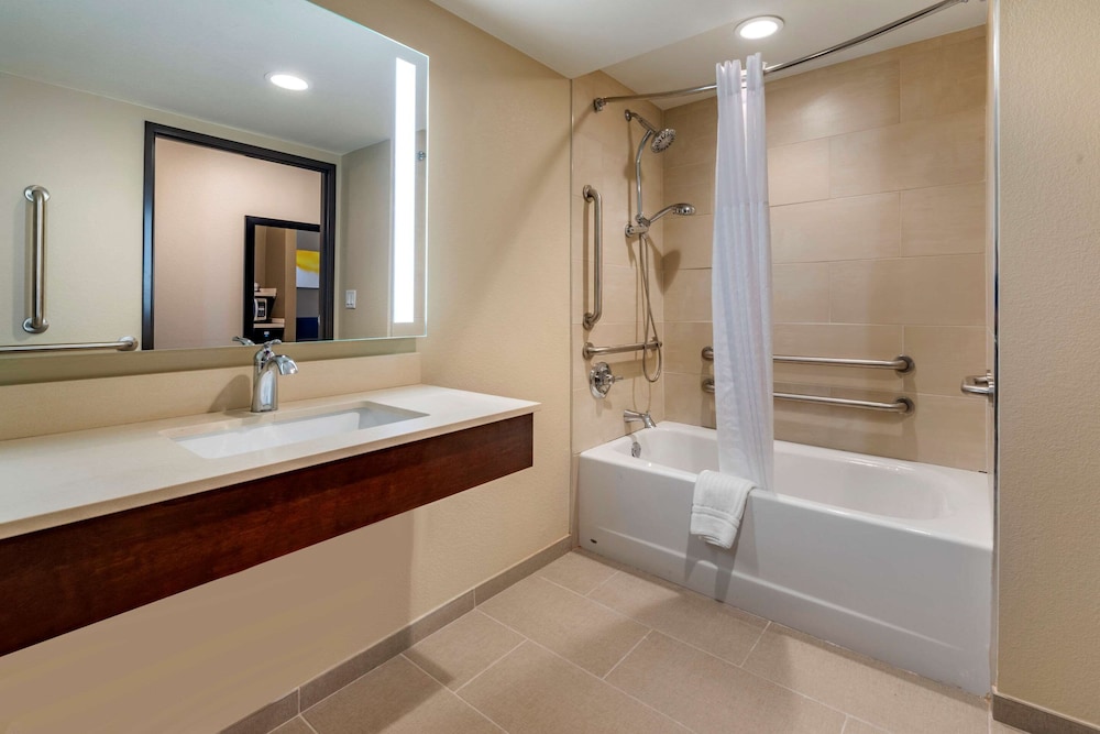 Comfort Suites Broomfield-Boulder/Interlocken 32/33
