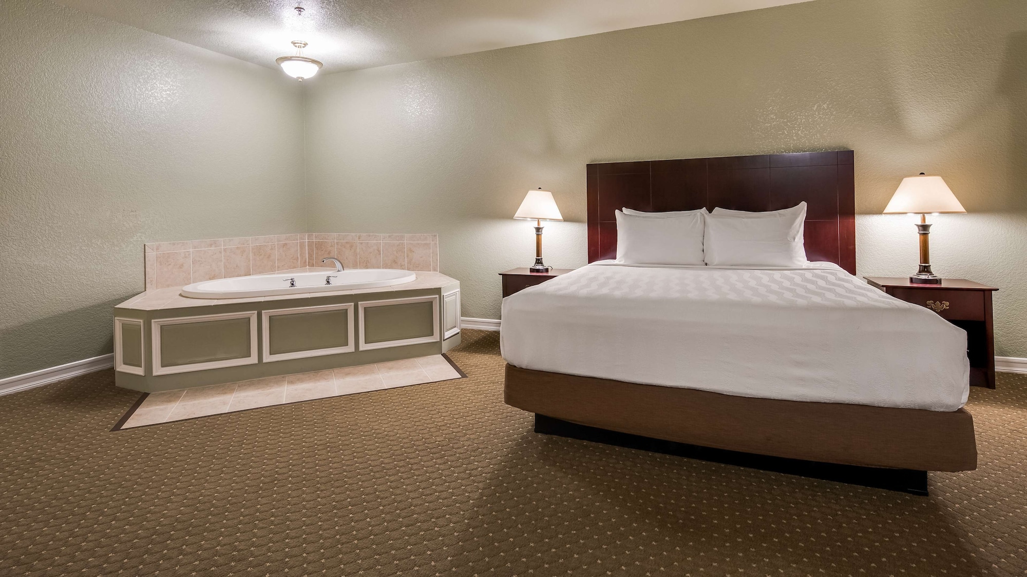 غرفة قياسية بسرير كينج بحوض جاكوزي، Best Western Plus Bayshore Inn 5/9