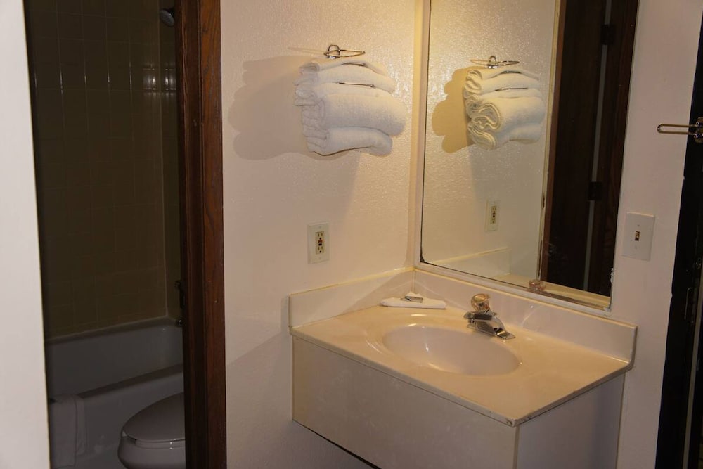 Ember Inn Suites 5/10