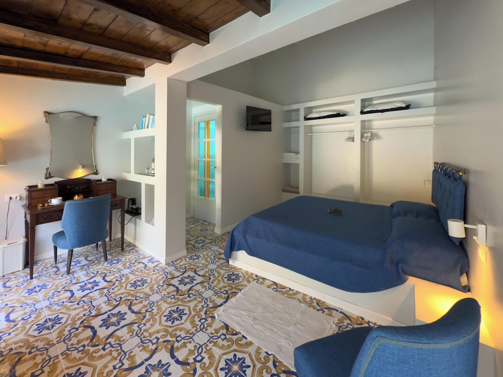 Room, Double Bed, Pool View, La Villa 8/10