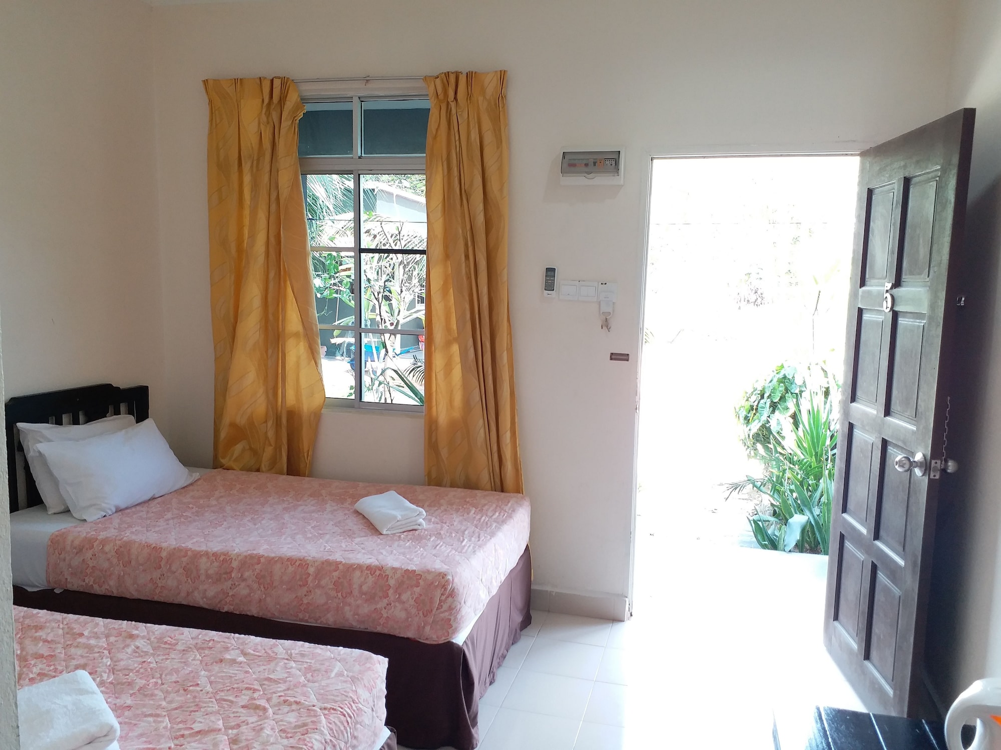 ROOM, TWIN BEDS