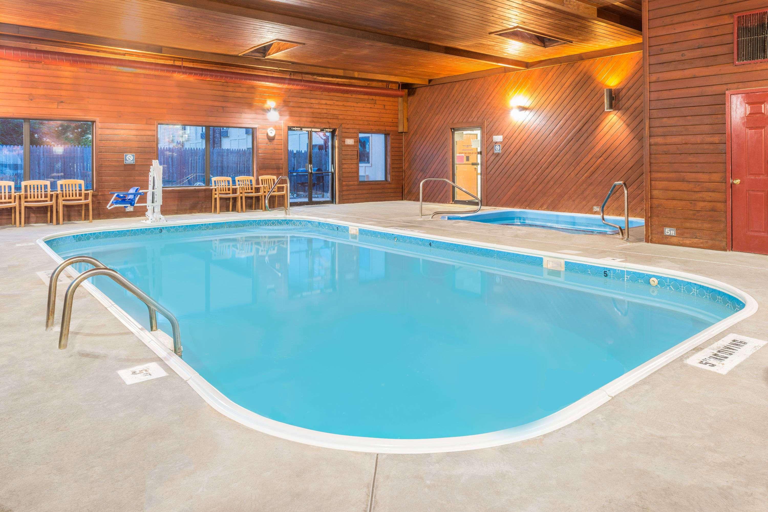 Days Inn By Wyndham Pontoon Beach 11/17