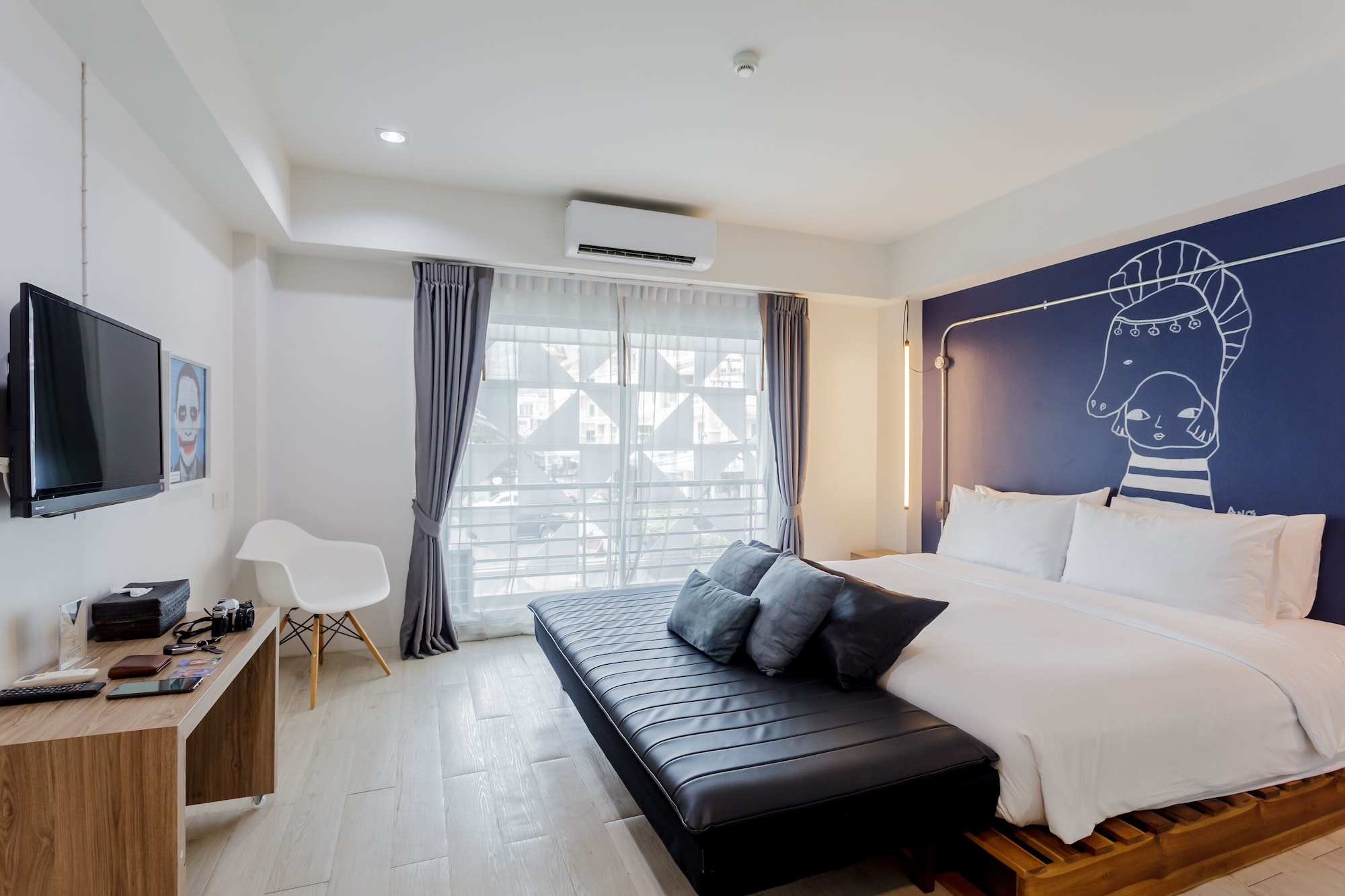 DELUXE, KING BED