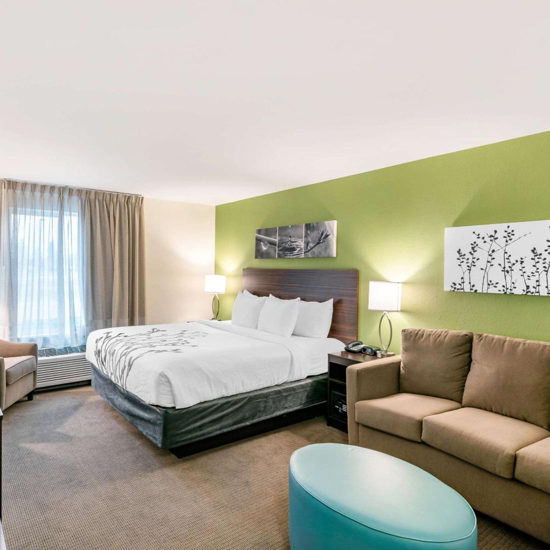 غرفة بسرير كينج مع أريكة، Sleep Inn Spokane Airport 4/7
