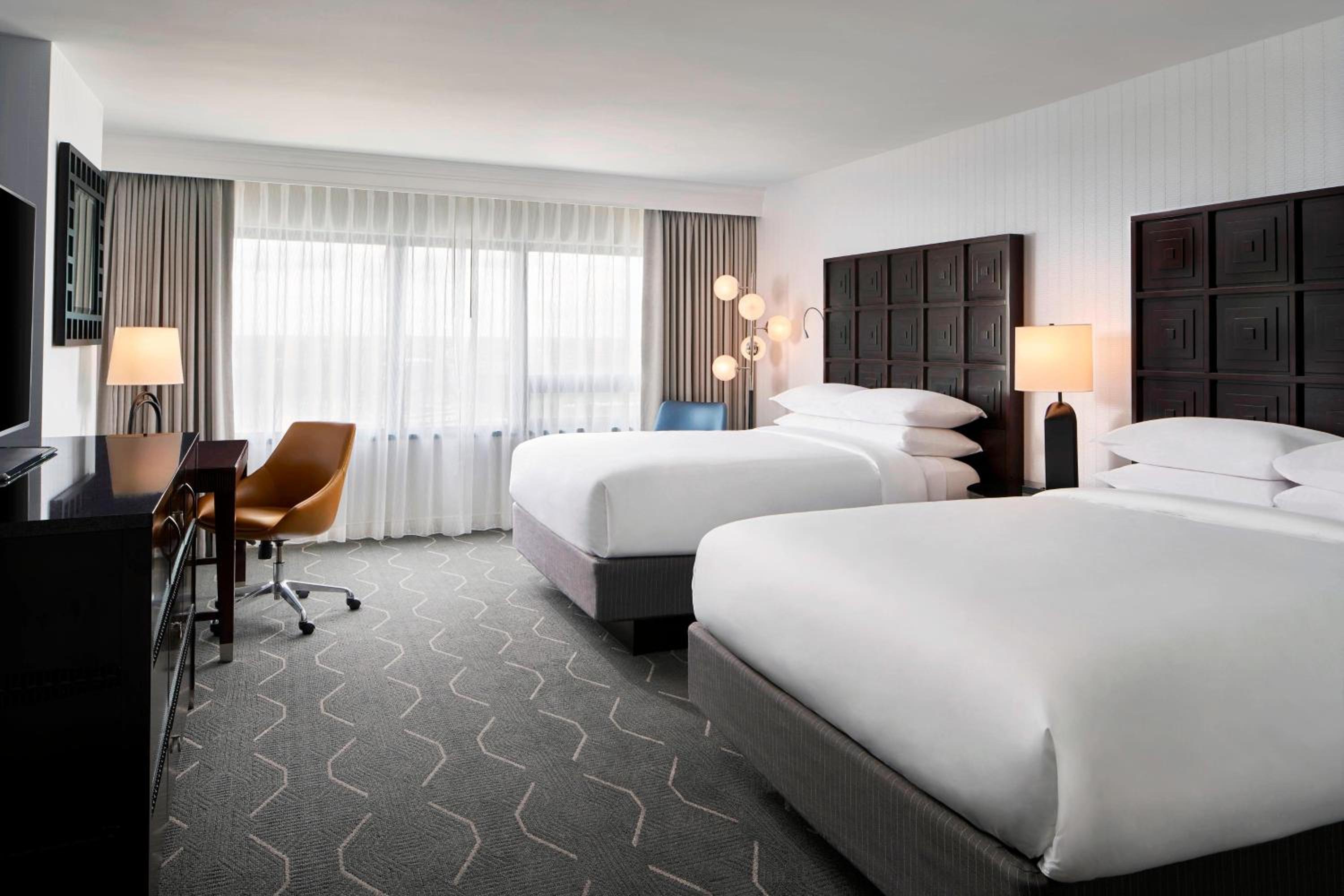 Room, King Bed, 2 Queen Beds, Partial Harbour View