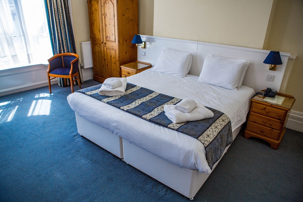 Yelf's Hotel 2/25