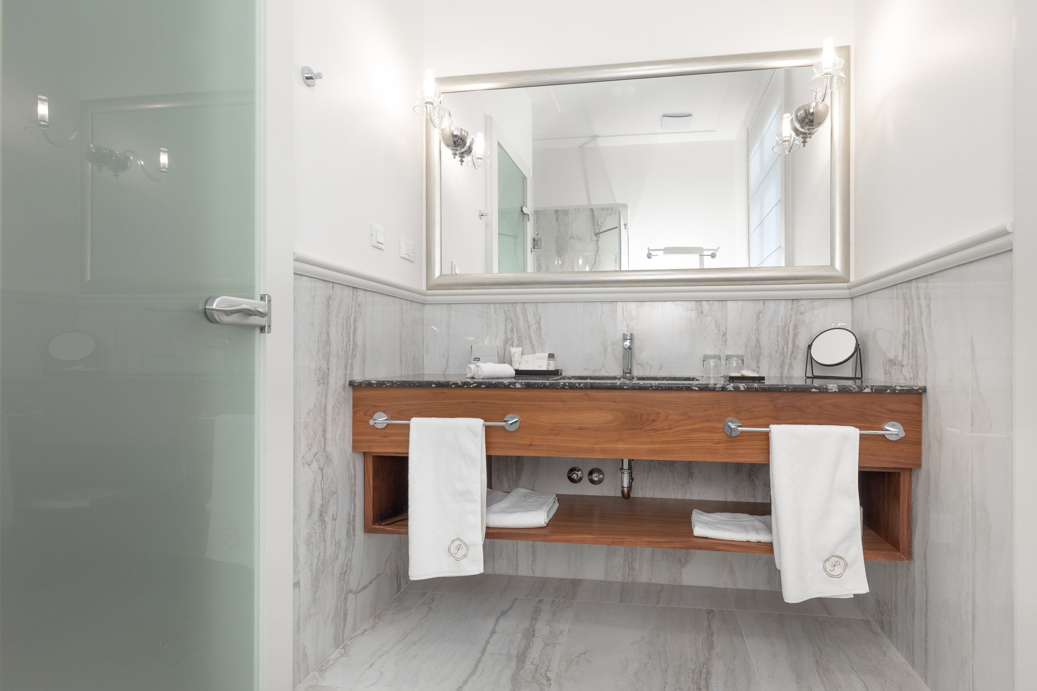 غرفة سوبيريور بسرير كينج، Le Premier Boutique Hotel 4/4