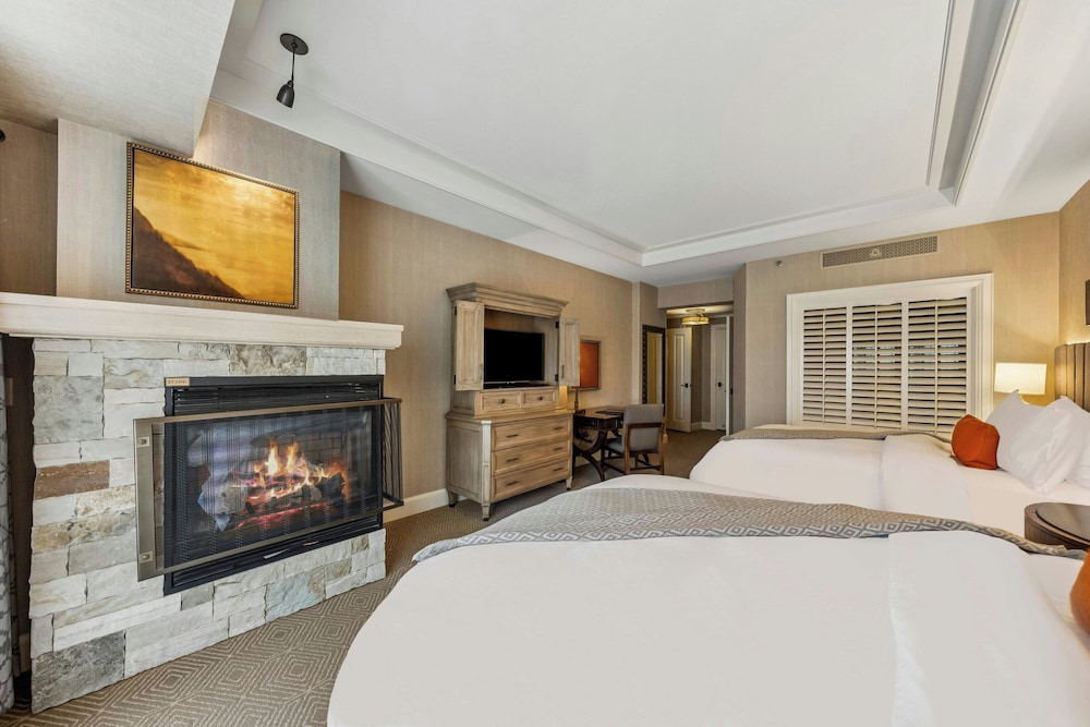 Family Suite, 2 Queen Beds, Valley View, Sofa
