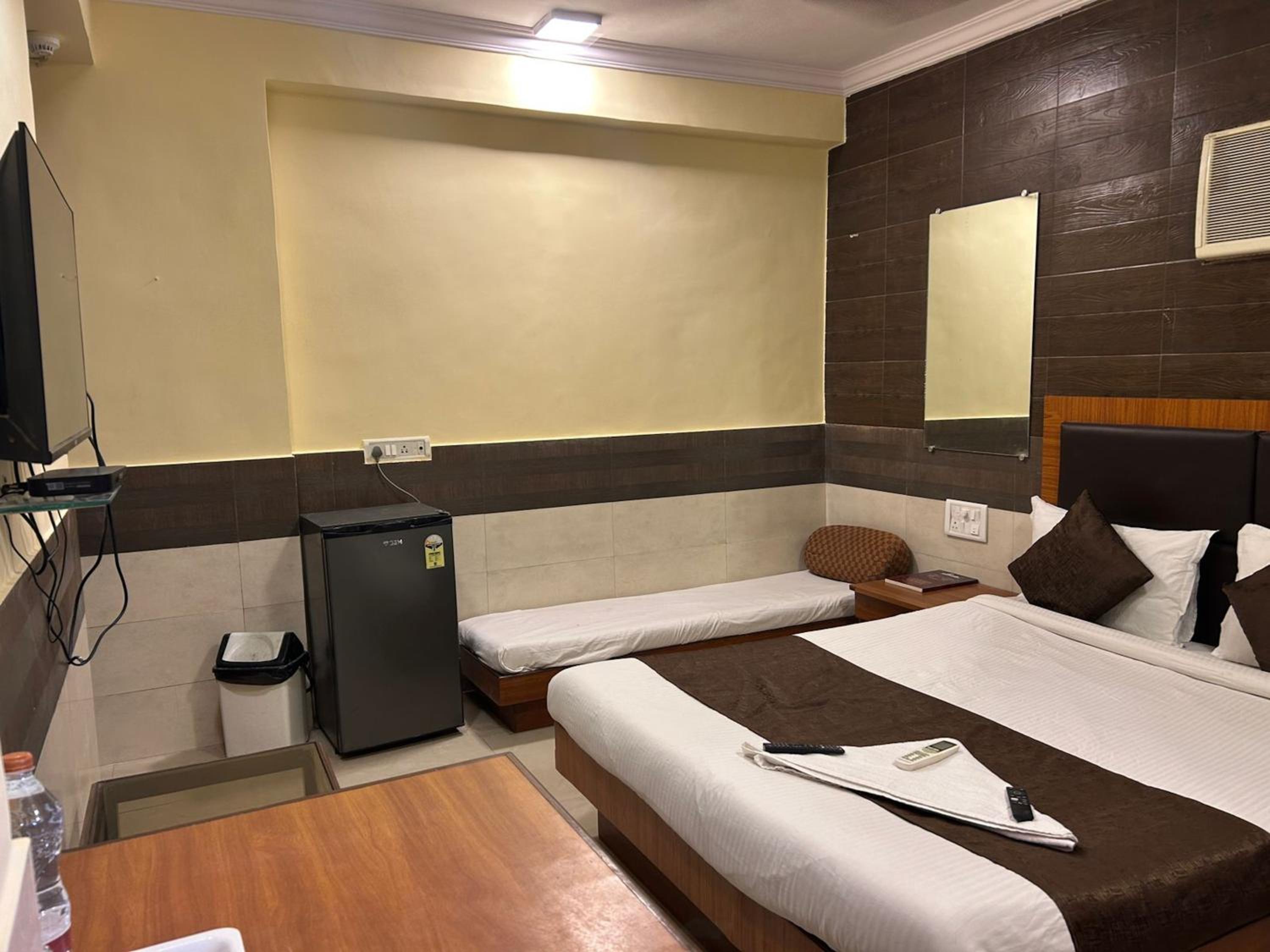 Lucky Hotels And Restaurants Bandra