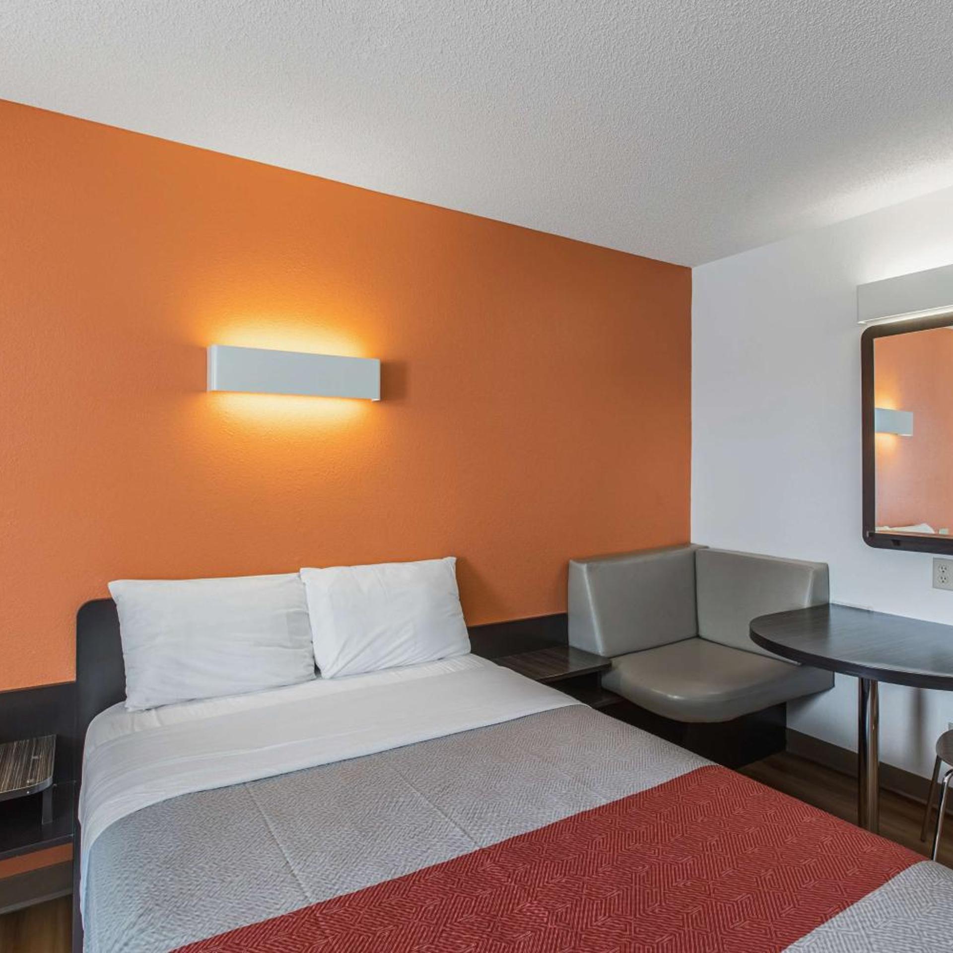 1 Queen Bed - Non-Smoking