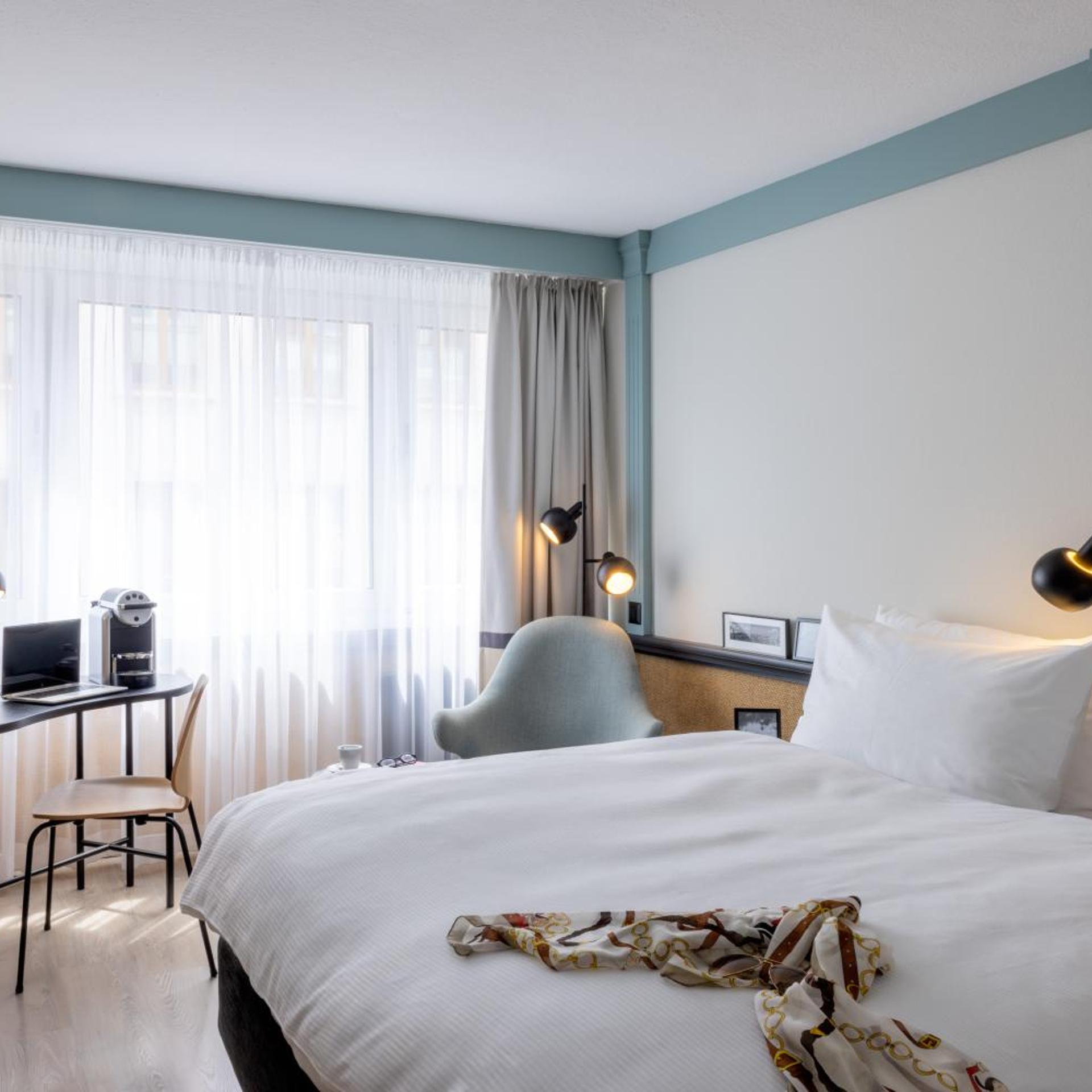 ROOM, TWIN BEDS