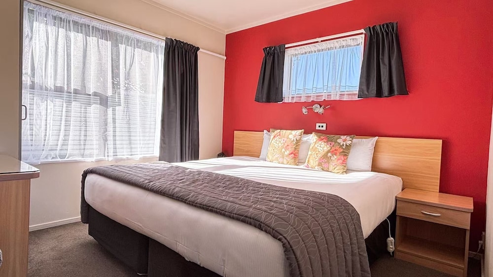 1 BEDROOM, SUITE