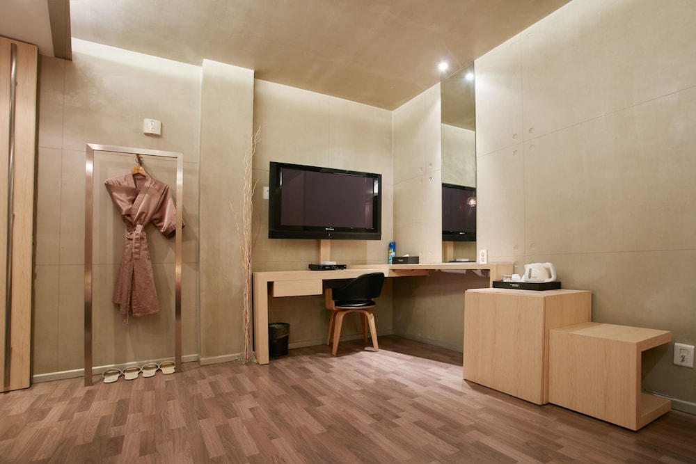 Tria Hotel 50/62