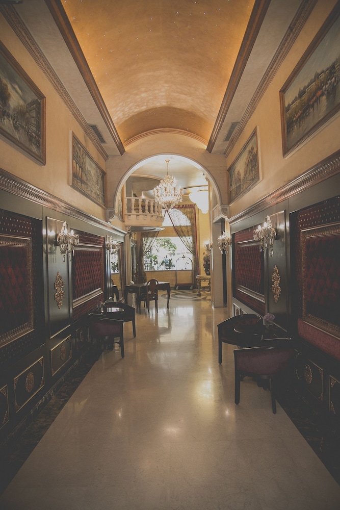 QUEENS SUITE HOTEL 50/61